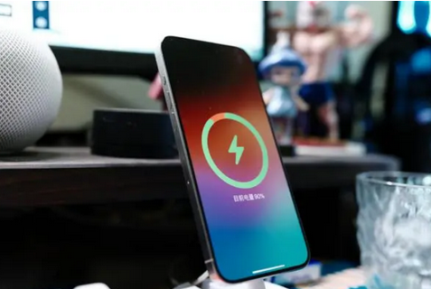 青铜峡苹果15换屏服务分享用什么充电器给iPhone15充电更好 